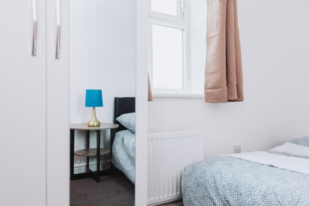 Double With Private Bathroom, Parking & Wifi *