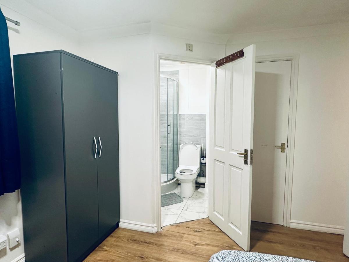 Homestay Double With Private Bathroom, Parking & Wifi