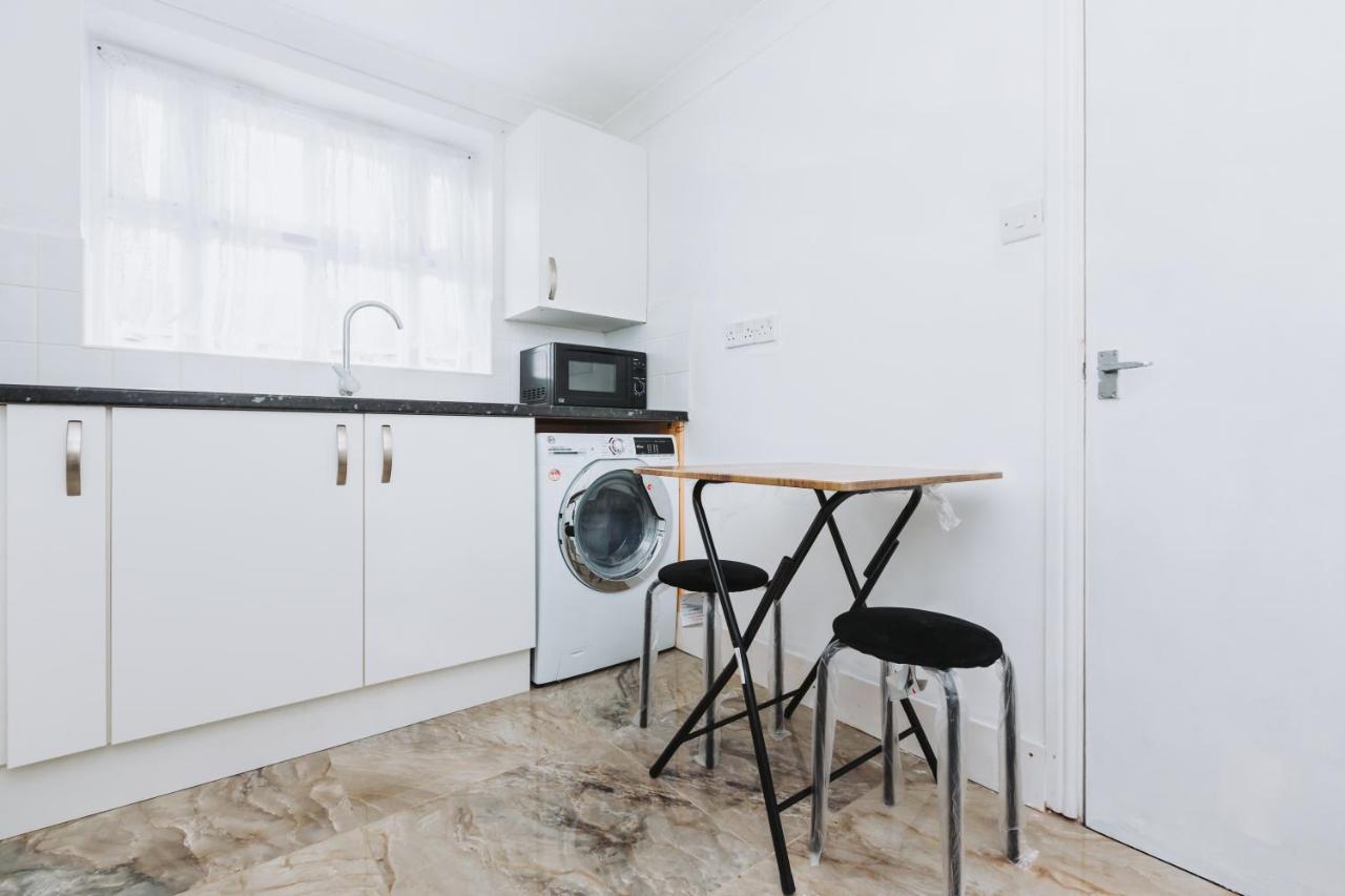 Double With Private Bathroom, Parking & Wifi Homestay Barking (Greater London)