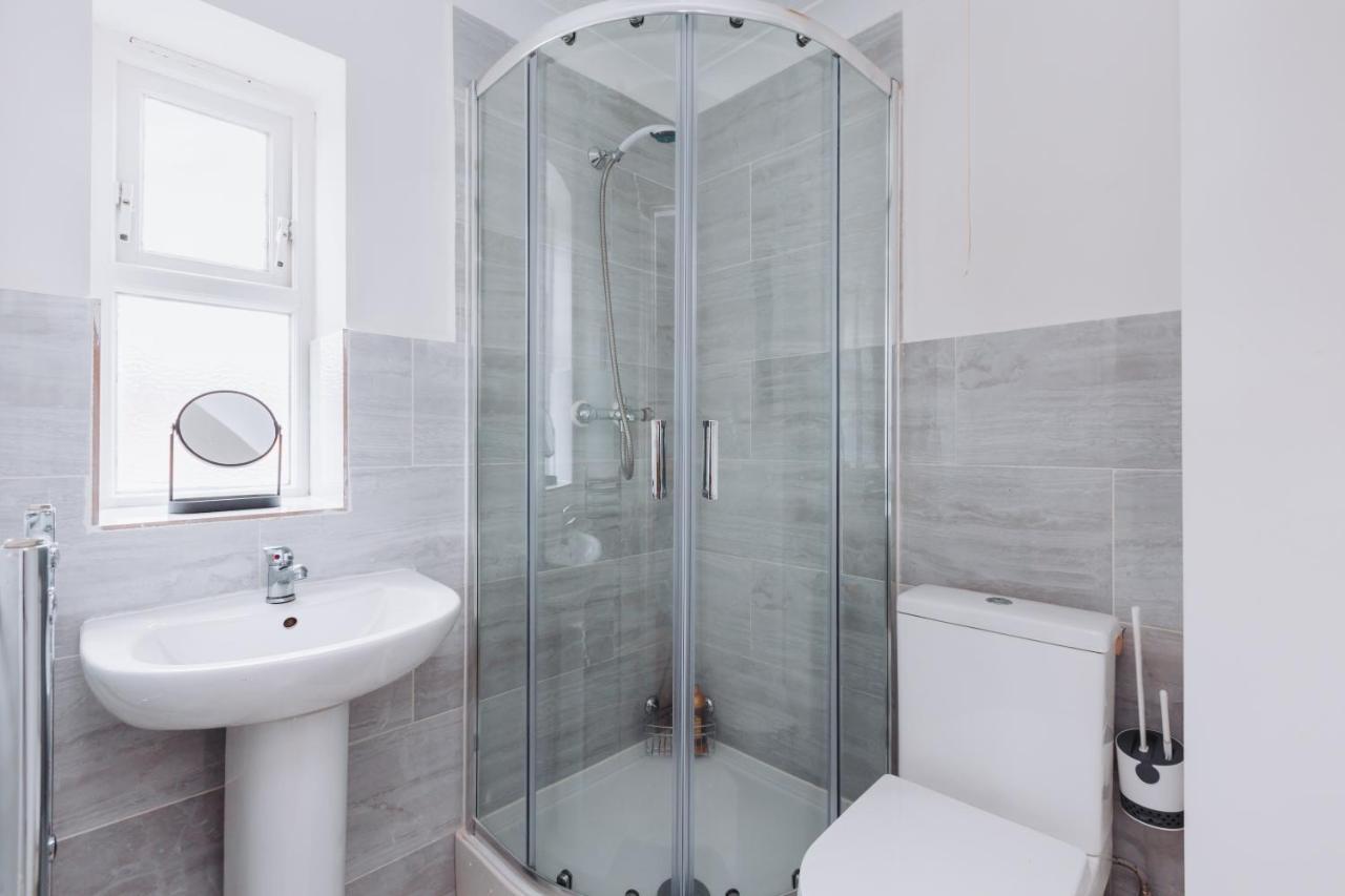 Double With Private Bathroom, Parking & Wifi